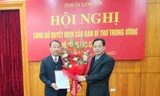 Lãnh đạo Tỉnh ủy Lạng Sơn tặng hoa chúc mừng ông Nguyễn Công Trưởng (bìa trái) -Ảnh: Duy Chiến 
