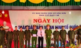 Tôn vinh các tập thể, cá nhân có thành tích xuất sắc trong phong trào bảo vệ ANTQ -Ảnh: Duy Chiến 