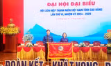 Trao tặng cờ thi đua cho Hội LHTN Việt Nam thành phố Cao Bằng (ảnh: Duy Chiến)