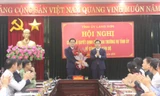 Tân Bí thư Huyện ủy Hữu Lũng (bên trái) nhận hoa chúc mừng của lãnh đạo tỉnh Lạng Sơn.