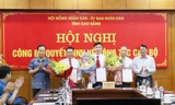 Những người được điều động, bổ nhiệm nhận hoa chúc mừng của lãnh đạo tỉnh Cao Bằng .Ảnh: V.T