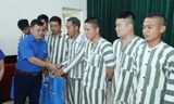 Tỉnh Đoàn Lạng Sơn tặng quà động viên các phạm nhân cải tạo tốt (ảnh: Duy Chiến)