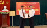 Ông Triệu Thanh Sơn (bìa trái) nhận Quyết định bổ nhiệm.