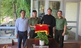Công an thành phố Cao Bằng trao tặng cờ Tổ quốc cho giáo xứ Thanh Sơn. Ảnh: CB