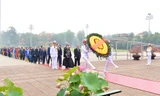 Các đại biểu Quốc hội vào Lăng viếng Chủ tịch Hồ Chí Minh