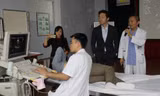 Các BS Trung tâm tim mạch BV E siêu âm kiểm tra sức khoẻ cho bệnh nhân đầu tiên được tái tạo van động mạch chủ bằng màng tim tự thân