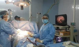Các BS BV E đang thực hiện kỹ thuật vá lần đầu tiên Việt Nam giới thiệu kỹ thuật vá thông liên nhĩ bằng nội soi toàn bộ ra thế giới
