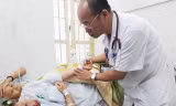 Thăm khám cho thai phụ mắc SXH tại Bệnh viện Bạch Mai