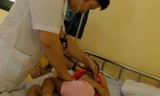 Khám cho trẻ bị sốt xuất huyết tại BV E Trung ương