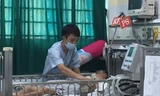 Bệnh nhi viêm não được chăm sóc tại buồng cấp cứu 