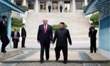 Ông Trump và Chủ tịch Triều Tiên Kim Jong Un trong lần gặp gỡ ở khu phi quân sự giữa Triều Tiên và Hàn Quốc. (Ảnh: Getty)