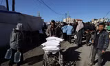 Một người Palestine đang chở bột mỳ được cơ quan cứu trợ của Liên Hợp quốc UNRWA phân phát ở Dải Gaza ngày 1/2. (Ảnh: Reuters)
