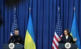 Phó Tổng thống Mỹ Kamala Harris trong cuộc gặp Tổng thống Ukraine Volodymir Zelensky ngày 17/2 tại Đức. (Ảnh: Reuters)
