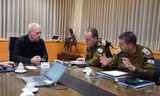 Bộ trưởng Quốc phòng Israel Yoav Gallant (trái) gặp các tướng lĩnh tại văn phòng ở Tel Aviv ngày 7/4. (Ảnh: BQP Israel) 