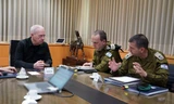 Bộ trưởng Quốc phòng Israel Yoav Gallant (trái) gặp các tướng lĩnh tại văn phòng ở Tel Aviv ngày 7/4. (Ảnh: BQP Israel) 