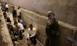 Người dân ở miền trung Israel xuống nơi trú ẩn ngày 1/10. (Ảnh: Reuters)