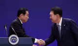 Thủ tướng Nhật Bản Fumio Kishida và Tổng thống Hàn Quốc Yoon Suk Yeol trong cuộc gặp ngày 27/5. (Ảnh: Reuters)