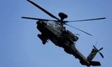 Chiếc trực thăng Apache AH-64 tham gia một cuộc tập trận ở Hàn Quốc ngày 14/8. (Ảnh: Reuters)