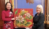 Phó Chủ tịch nước Võ Thị Ánh Xuân tặng tranh cho Chủ tịch thường trực Thượng viện Mỹ Patty Murray. (Ảnh: VNA) 