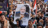 Người biểu tình giơ cao tấm áp phích có hình thủ lĩnh Hamas bị ám sát Ismail Haniyeh trong cuộc biểu tình thể hiện sự đoàn kết với người Palestine ở bên ngoài văn phòng Liên Hợp Quốc tại Yemen ngày 3/8. (Ảnh: Reuters)