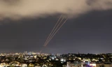 Tên lửa đánh chặn của Israel hoạt động sáng 14/4. (Ảnh: Reuters)