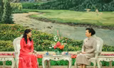 Phu nhân Ngô Phương Ly cùng Phu nhân Bành Lệ Viên thưởng trà, xem biểu diễn nghệ thuật
