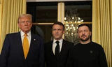Tổng thống Pháp Emmanuel Macron chụp ảnh cùng Tổng thống đắc cử Mỹ Donald Trump và Tổng thống Ukraine Volodymir Zelensky tại Điện Elysee ngày 7/12. (Ảnh: AP)