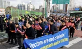 Hàng ngàn bác sĩ Hàn Quốc nghỉ việc và đình công để đòi quyền lợi. (Ảnh: Reuters)