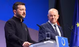 Thủ tướng Đức Olaf Scholz (phải) trong một sự kiện chung với Tổng thống Ukraine Volodymir Zelensky. (Ảnh: Reuters)