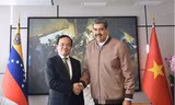 Tổng thống Venezuela Nicolás Maduro chào mừng Phó Thủ tướng Trần Lưu Quang tới thăm Venezuela. (Ảnh: VGP) 