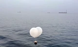 Bóng bay mang theo rác từ Triều Tiên rơi xuống vùng biển Incheon, Hàn Quốc ngày 9/6. (Ảnh: Yonhap)