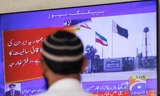 Một người đang theo dõi tin tức trên TV sau khi Bộ Ngoại giao Pakistan cho biết nước này vừa tấn công các mục tiêu trong đất của Iran 18/1. (Ảnh: Reuters)