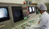 Một kỹ thuật viên Iran làm việc trong phòng điều khiển tại cơ sở uranium ở Isfahan. (Ảnh: Reuters)