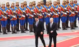 Tổng thống Mông Cổ Ukhnaagiin Khurelsukh đón Tổng thống Nga Vladimir Putin ngày 3/9. (Ảnh: AP)