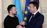 Tổng thống Pháp Emmanuel Macron đón người đồng cấp Ukraine Volodymir Zelensky tại Elysee Palace ngày 16/2. (Ảnh: Reuters)