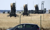  Hệ thống tên lửa đất đối không (SAM) MIM-104 Patriots của Quân đội Mỹ tại sân bay Rzeszow-Jasionka ở Ba Lan tháng 3/2022. (Ảnh: Reuters) 