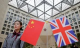 Quốc kỳ Trung Quốc và Anh. (Ảnh: Reuters)