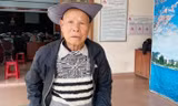 Ông Trần Quang (80 tuổi, Lâm Đồng) cầm trên tay 3 cuốn sổ BHXH tự nguyện vừa tham gia sáng 23/5