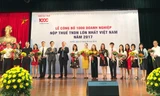 Chủ tịch VCCI Vũ Tiến Lộc và Tổng cục trưởng Tổng cục Thuế Bùi Văn Nam trao kỷ niệm chương cho các doanh nghiệp Top 1000 doanh nghiệp nộp thuế thu nhập doanh nghiệp lớn nhất năm 2017. Ảnh: Tuấn Nguyễn