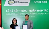 Bà Trần Việt Nga – Phó Cục trưởng Cục An toàn thực phẩm và ông erry Lim, Giám đốc Grab tại Việt Nam ký kết hợp tác.