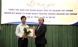 Thứ trưởng Huỳnh Quang Hải trao giải Đặc biệt cho đại diện nhóm tác giả Báo Vietnamnet với tác phẩm "Từ việc khoán xe công của Bộ Tài chính: Thiết thực giảm chi tiêu công"
