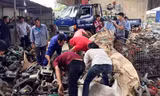 Hoạt động buôn bán tấp nập dưới chân cầu Thăng Long
