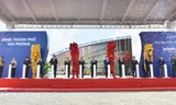 Thủ tướng Nguyễn Xuân Phúc cùng đại diện các bộ, ngành, thành phố Hải Phòng và Tập đoàn Vingroup ấn nút khởi công dự án Vinfast