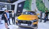 Khách hàng xem mẫu xe Audi mới về Việt Nam. Ảnh: Tuấn Nguyễn