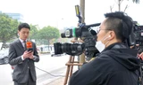Đi cùng các phóng viên quốc tế luôn có những người phiên dịch, hỗ trợ tác nghiệp tại Việt Nam