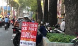 Bảo hiểm bán tràn lan trên đường phố TP.HCM. Ảnh: Uyên Phương