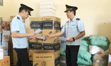 Lực lượng Hải quan Quảng Trị kiểm tra một lô hàng thuốc lá lậu. Ảnh: Tuấn Nguyễn