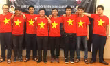 Nguyễn Văn Thành Lợi (thứ 5, từ trái qua) cùng 7 thí sinh tham dự APHO 2018
