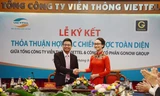 Ông Phùng Văn Cường (trái), đại diện Viettel ký kết hợp tác với bà Trần Huyền Trang, đại diện Công ty cổ phần GONOW 