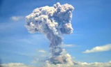 Núi lửa thức giấc, phun tro bụi cao 2.000 m ở Indonesia